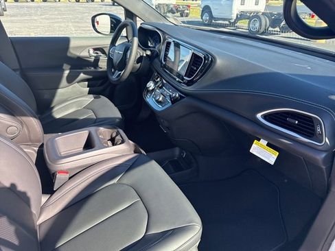 New 2026 Chrysler Pacifica Select image 22