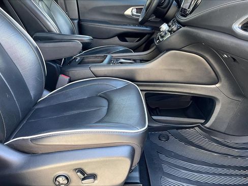 Used 2022 Chrysler Pacifica Limited w/ Uconnect Theater Family Group AWD/4WD image 23