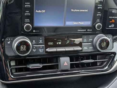 Used 2020 Toyota Highlander XLE AWD/4WD image 23