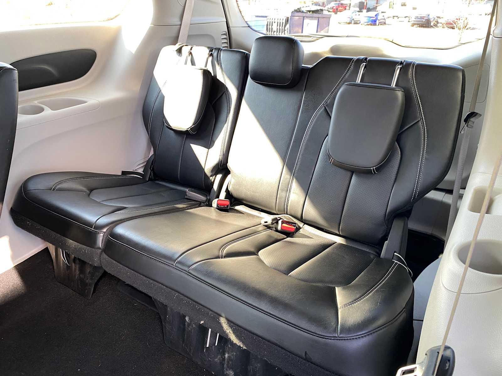 Used 2023 Chrysler Pacifica Touring-L FWD image 12