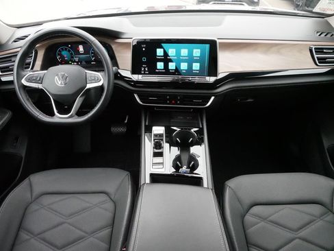 Certified 2024 Volkswagen Atlas SE image 10