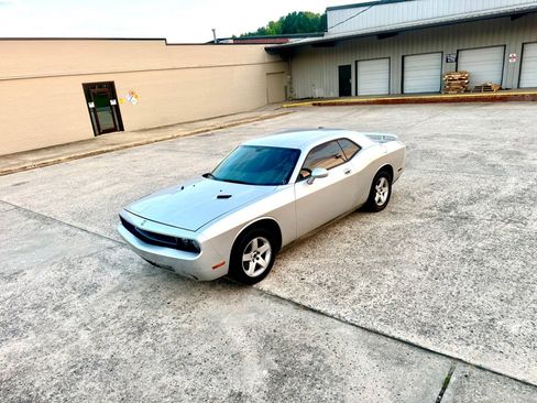 Used 2010 Dodge Challenger SE RWD image 2