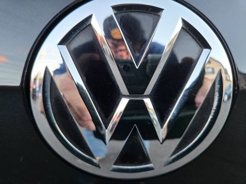 Used 2018 Volkswagen Golf S image 11