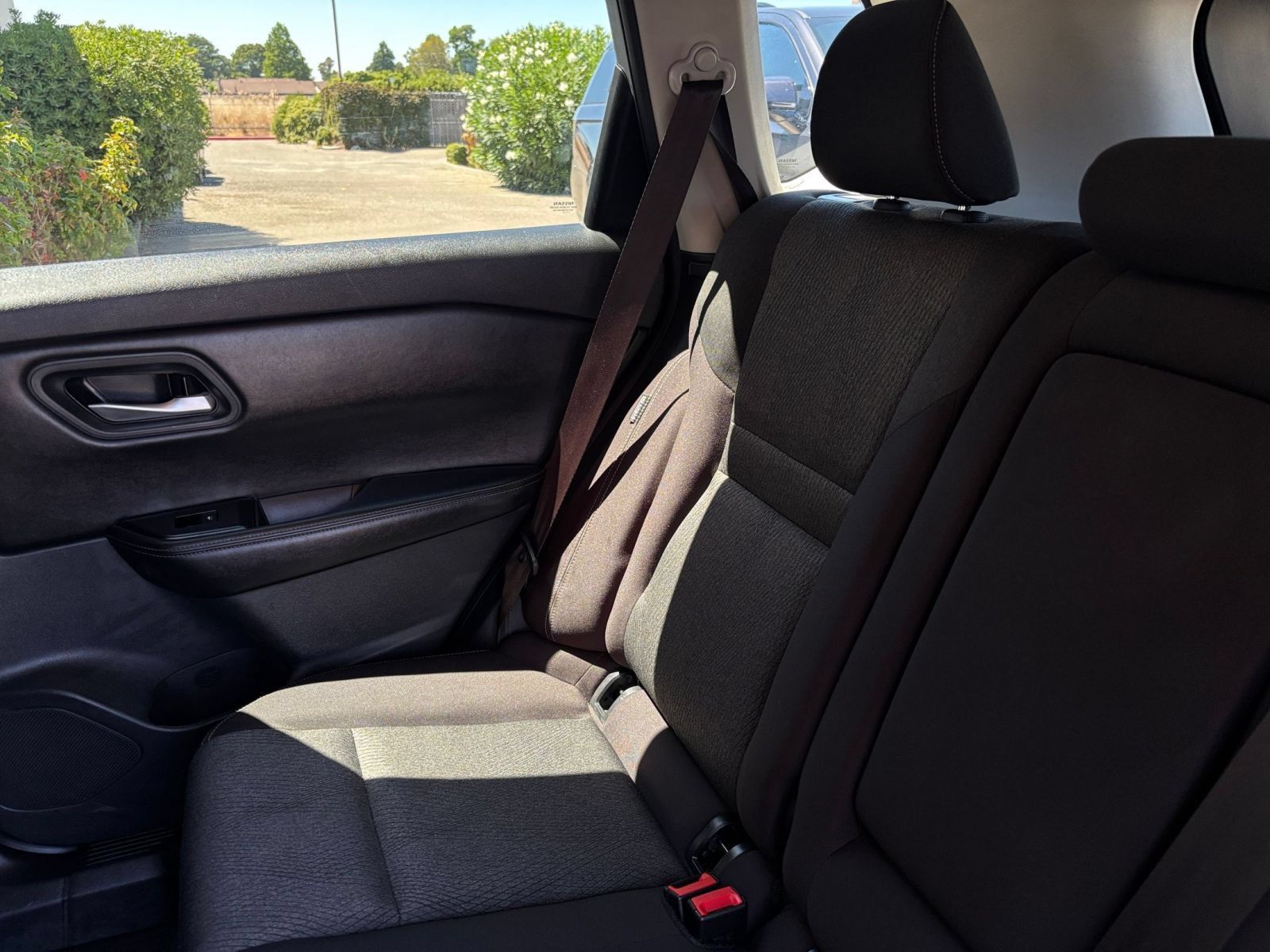 Used 2025 Nissan Rogue SV FWD image 40
