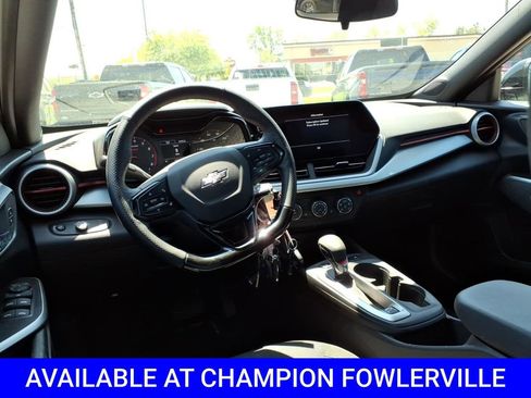 Used 2025 Chevrolet Trax RS FWD image 11