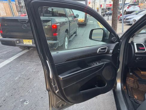 Used 2013 Jeep Grand Cherokee Laredo image 28