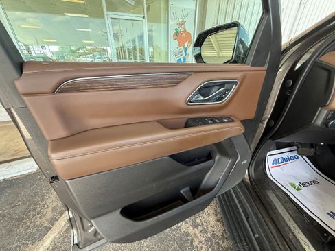 Used 2021 Chevrolet Tahoe High Country w/ Premium Package image 15