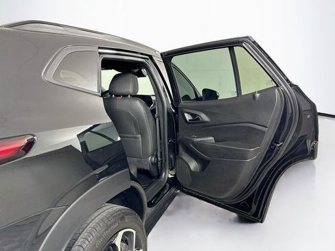 Used 2025 Chevrolet Trax RS w/ Sunroof Package FWD image 30