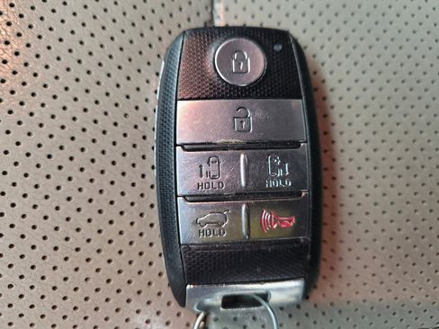 Used 2017 Kia Sedona LX w/ LX Essentials Premium Package FWD image 32