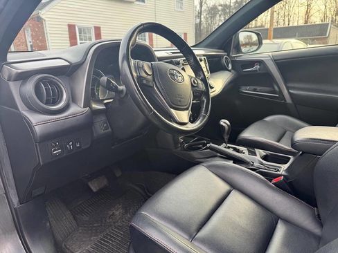 Used 2018 Toyota RAV4 SE image 26