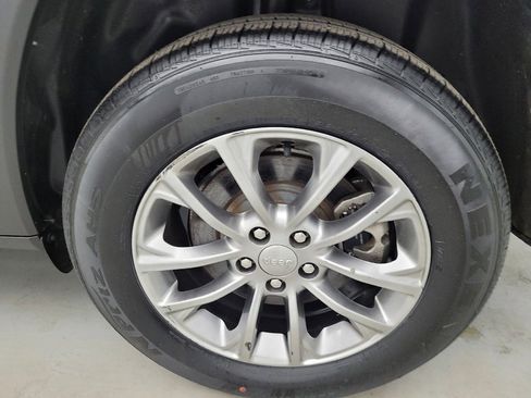 Used 2019 Jeep Cherokee Latitude Plus w/ Cold Weather Group AWD/4WD image 31
