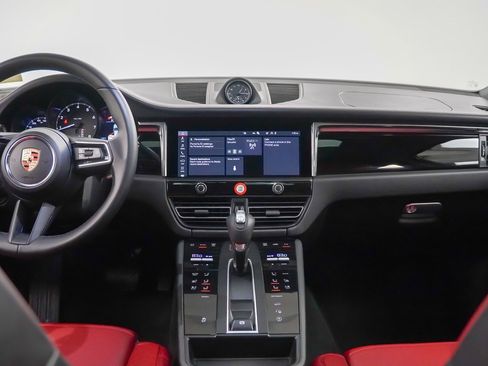 Used 2025 Porsche Macan image 21