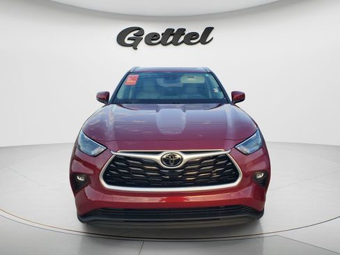 Used 2022 Toyota Highlander XLE image 2