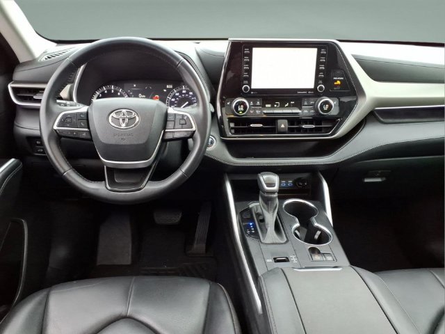 Used 2022 Toyota Highlander XLE FWD image 19