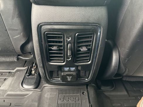 Used 2021 Jeep Grand Cherokee Limited image 34