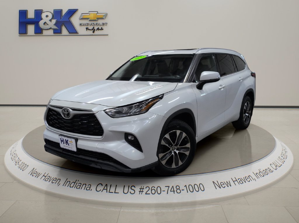 Used 2022 Toyota Highlander XLE AWD/4WD image 3