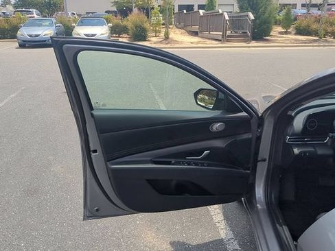 Used 2025 Hyundai Elantra SEL FWD image 15