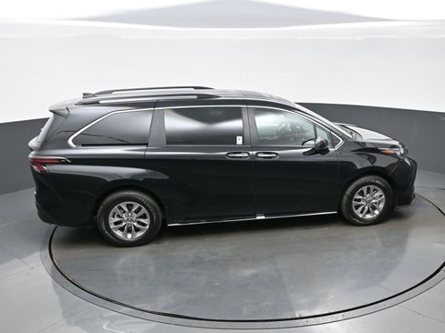 Used 2026 Toyota Sienna XLE FWD image 43