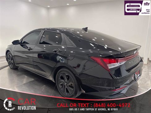 Used 2022 Hyundai Elantra SEL w/ Convenience Package FWD image 5