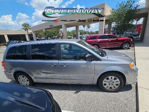 Used 2019 Dodge Grand Caravan SE w/ UConnect Hands-Free Group FWD image 4