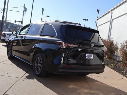 Used 2024 Toyota Sienna XLE image 3