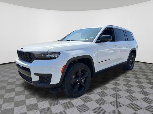 Used 2023 Jeep Grand Cherokee L Laredo image 3