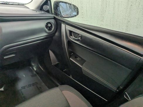 Used 2018 Toyota Corolla LE image 32