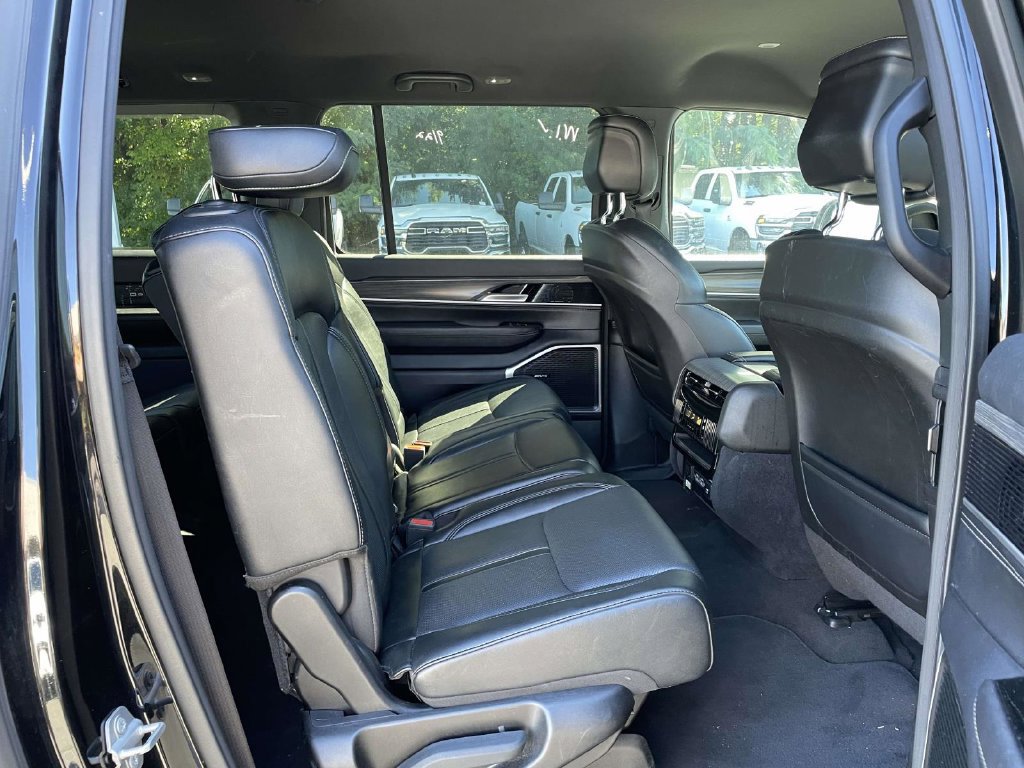 Certified 2024 Jeep Wagoneer L Series II w/ Flexible Seating Group AWD/4WD image 18