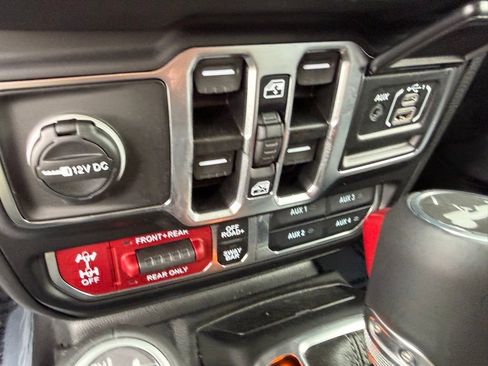 Used 2025 Jeep Wrangler Unlimited Rubicon AWD/4WD image 22