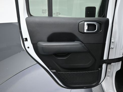 Used 2019 Jeep Wrangler Unlimited Sahara image 14