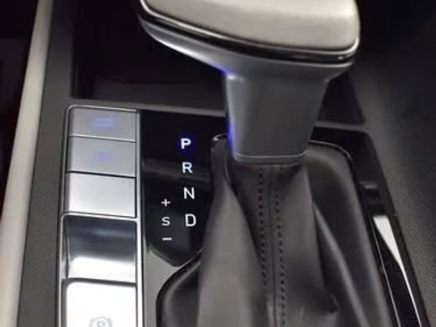 Used 2025 Hyundai Elantra Limited image 35