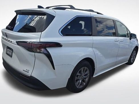 Used 2024 Toyota Sienna LE w/ LE Plus Package image 3