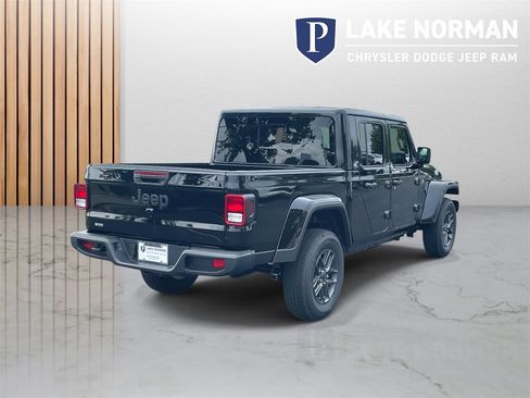 New 2025 Jeep Gladiator Sport image 9