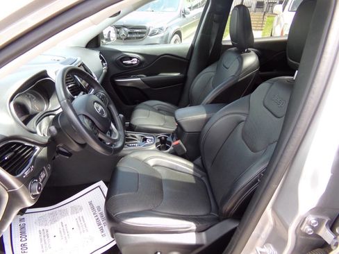 Used 2019 Jeep Cherokee Limited image 11