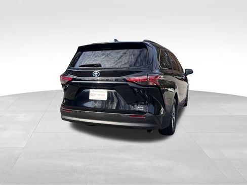 Used 2021 Toyota Sienna XLE image 5
