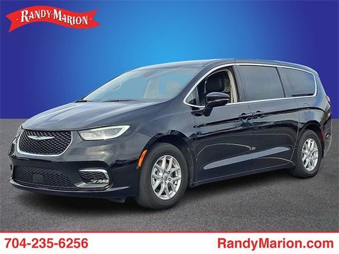 Used 2024 Chrysler Pacifica Touring-L image 1