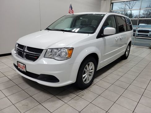 Used 2016 Dodge Grand Caravan SXT image 2