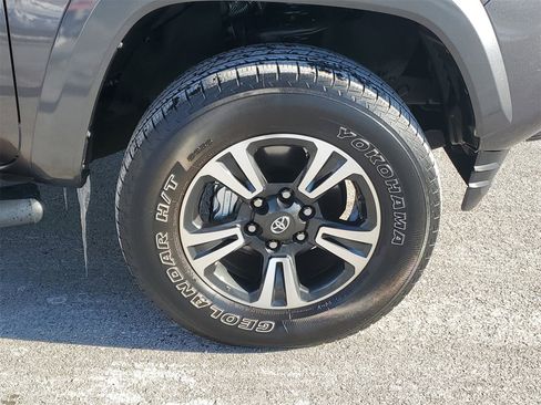 Used 2016 Toyota Tacoma TRD Sport image 5