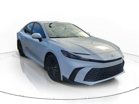 Used 2025 Toyota Camry SE image 1