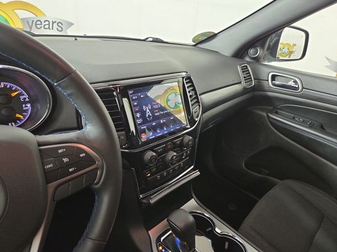 Used 2019 Jeep Grand Cherokee Laredo AWD/4WD image 26