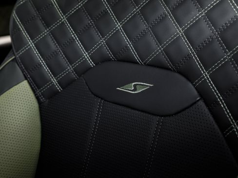 Used 2024 Bentley Bentayga image 45