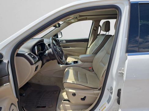 Used 2017 Jeep Grand Cherokee Overland RWD image 9