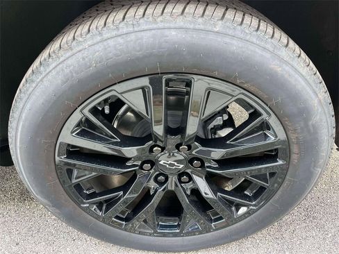 Used 2025 Chevrolet Suburban Premier image 11