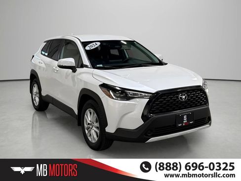 Used 2024 Toyota Corolla Cross LE AWD/4WD image 2