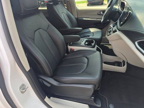 Used 2024 Chrysler Pacifica Limited FWD image 21