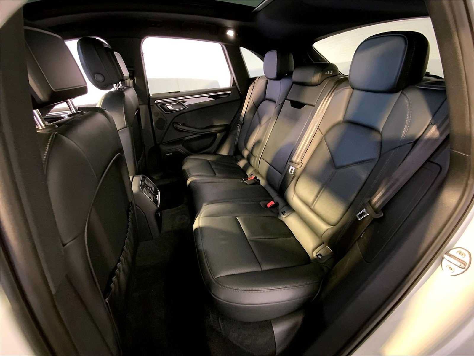 Certified 2024 Porsche Macan AWD/4WD image 24