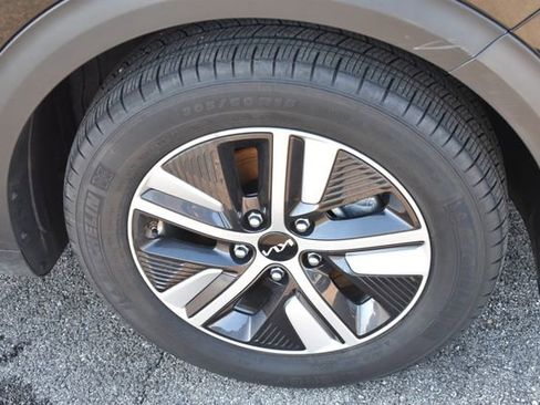 Used 2022 Kia Niro EX image 10