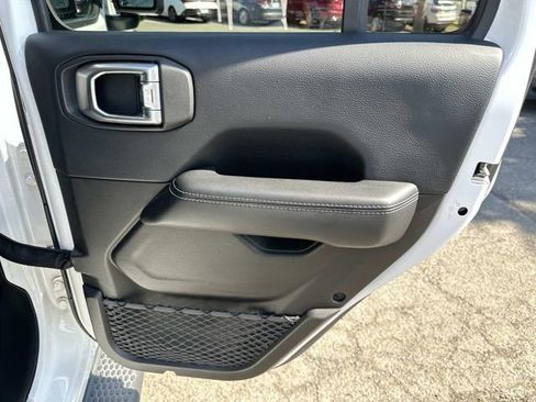 Used 2018 Jeep Wrangler Unlimited Sahara AWD/4WD image 12