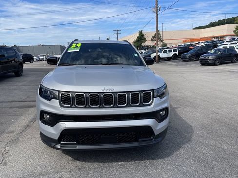 Used 2024 Jeep Compass Latitude AWD/4WD image 5