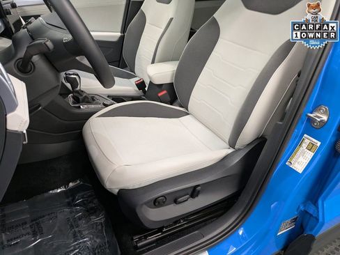 Used 2025 Volkswagen Taos SE w/ Panoramic Sunroof Package image 12